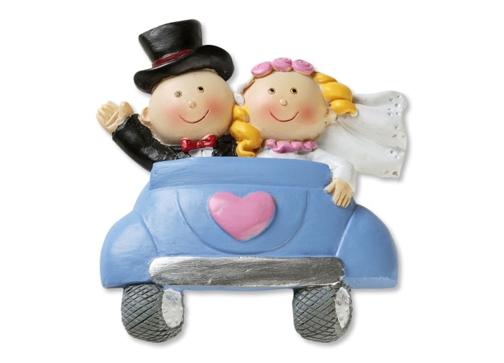 Hochzeitspaar im Auto